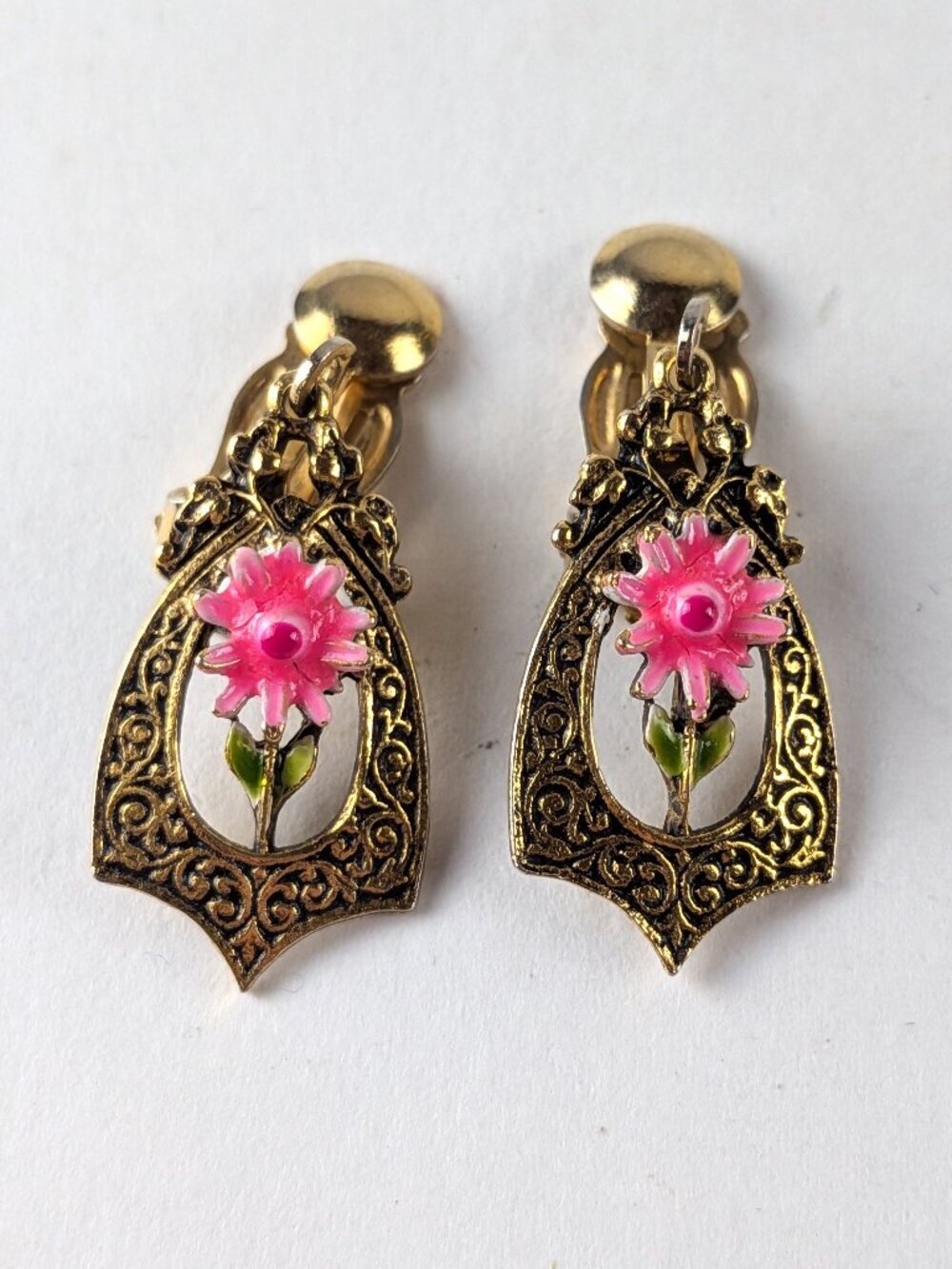 Vintage Gold-tone Pink Flower Crest Clip-On Earrings